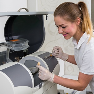 Assistant using CEREC milling unit
